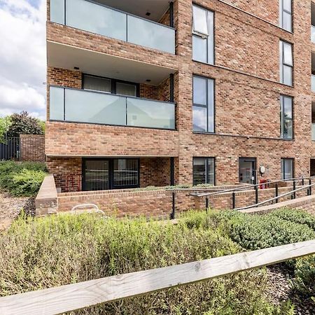 Stylish & Comfortable Top-Floor Flat In Harrow London Exterior photo