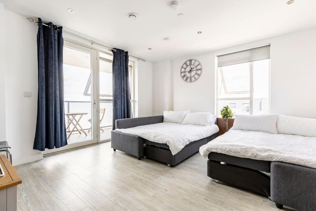 Stylish & Comfortable Top-Floor Flat In Harrow London Exterior photo