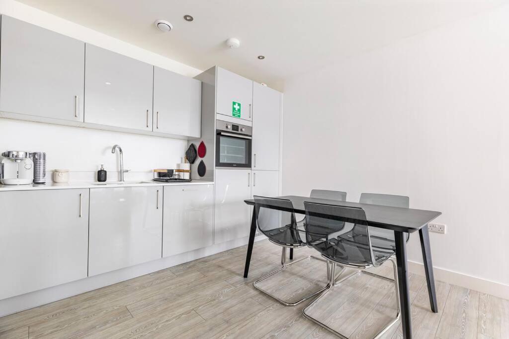 Stylish & Comfortable Top-Floor Flat In Harrow London Exterior photo