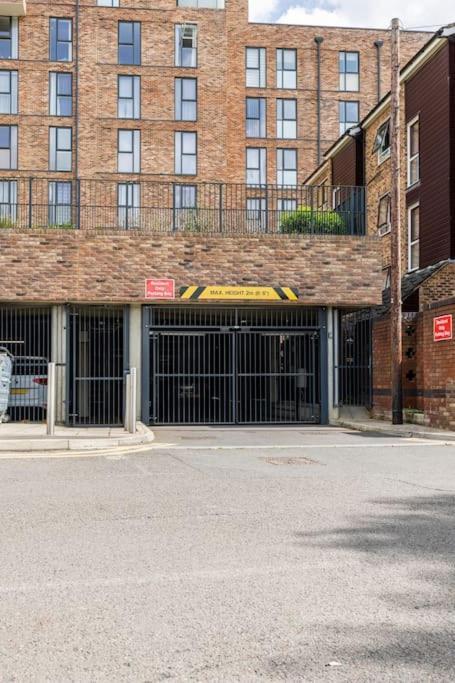 Stylish & Comfortable Top-Floor Flat In Harrow London Exterior photo