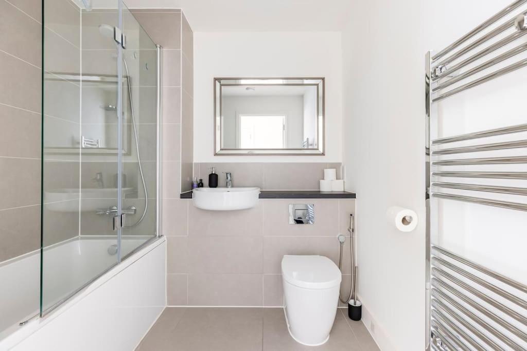 Stylish & Comfortable Top-Floor Flat In Harrow London Exterior photo