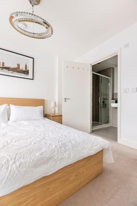 Stylish & Comfortable Top-Floor Flat In Harrow London Exterior photo