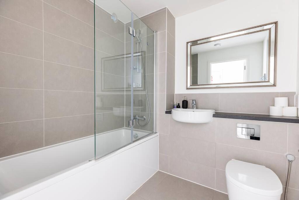 Stylish & Comfortable Top-Floor Flat In Harrow London Exterior photo