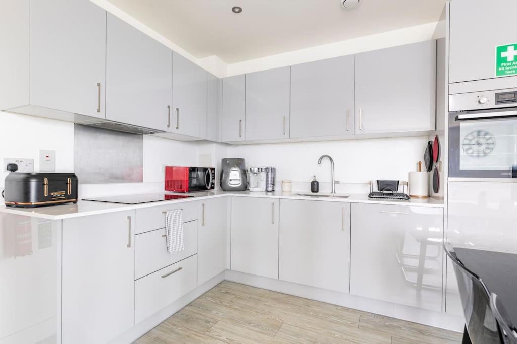 Stylish & Comfortable Top-Floor Flat In Harrow London Exterior photo